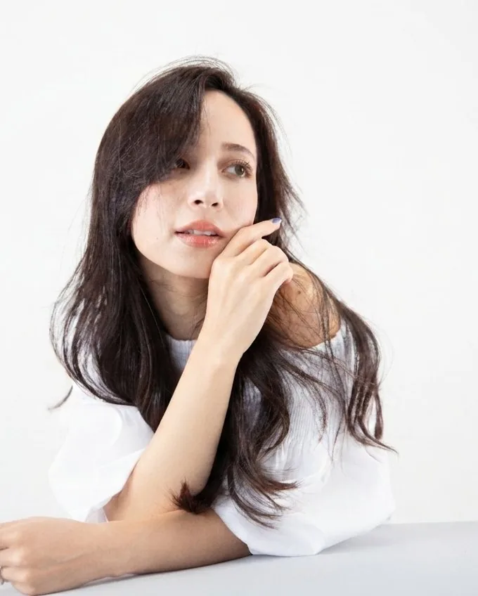 白髪染めを続ける大人の女性